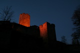 Burg Steinsberg am Morgen von den Strahlern angestrahlt.